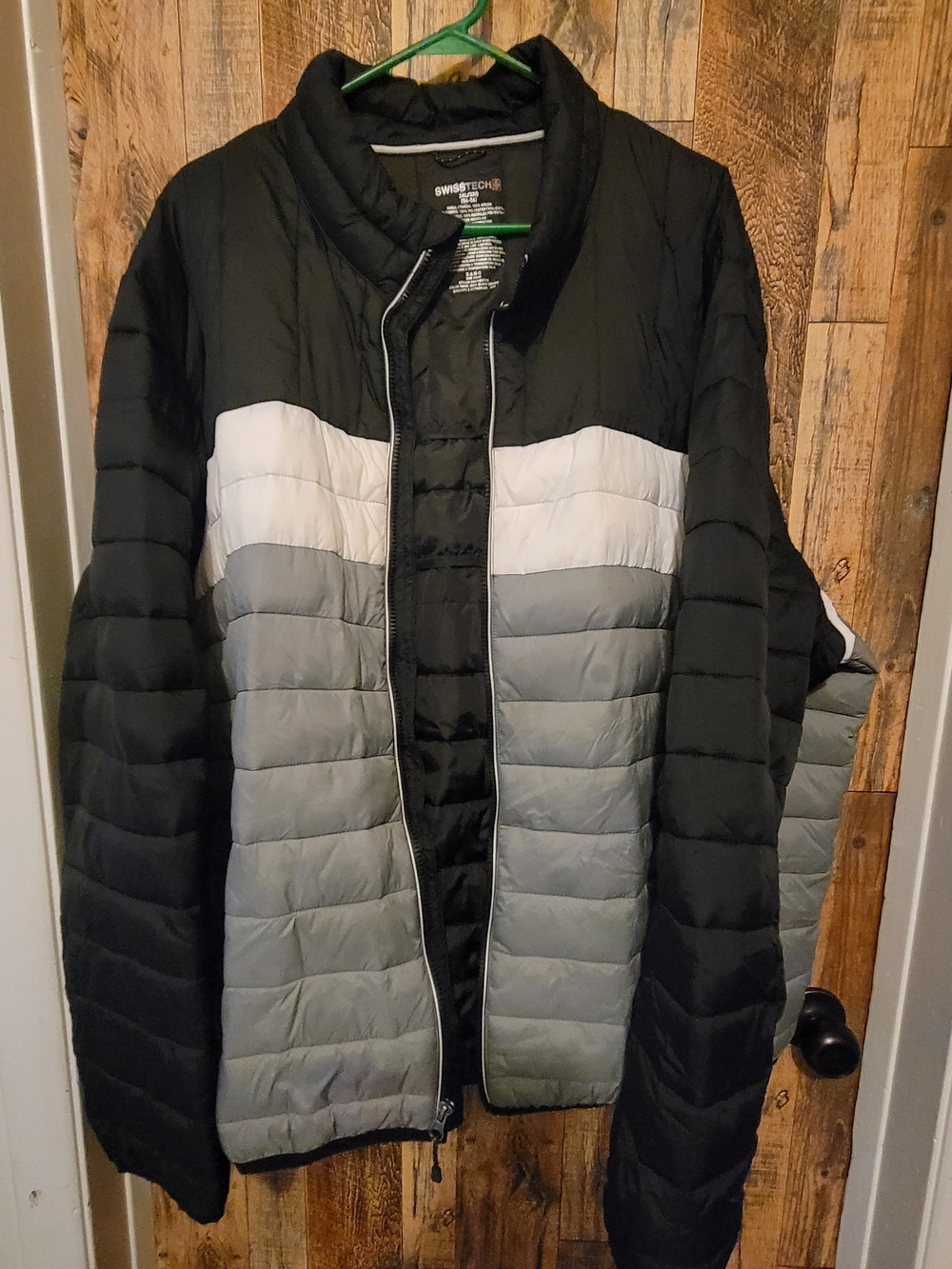 Swiss Tech Women's Black, White & Gray Colorblock Puffer Jacket